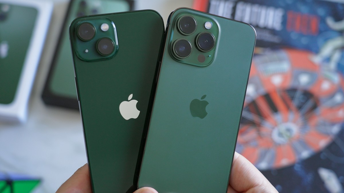 iPhone 13 và iPhone 13 Pro màu xanh lá trên tay