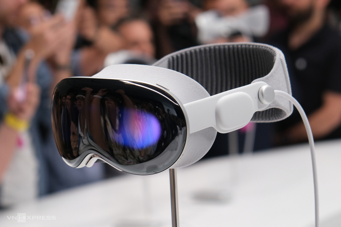 Apple sắp bán kính Vision Pro