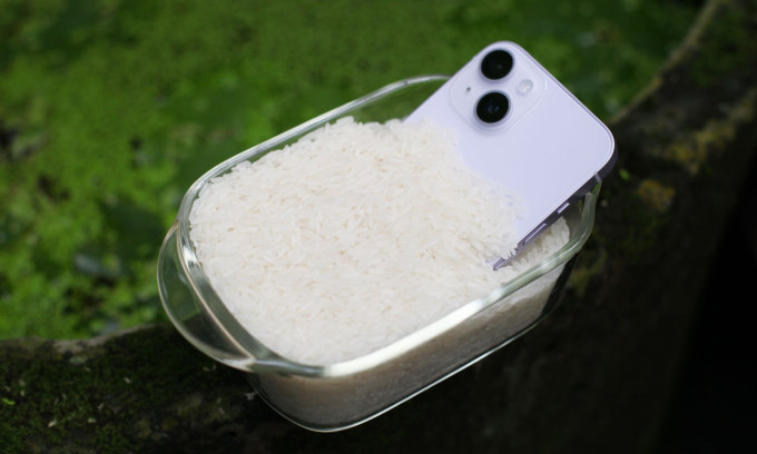 Apple khuyến cáo không bỏ iPhone ướt vào thùng gạo