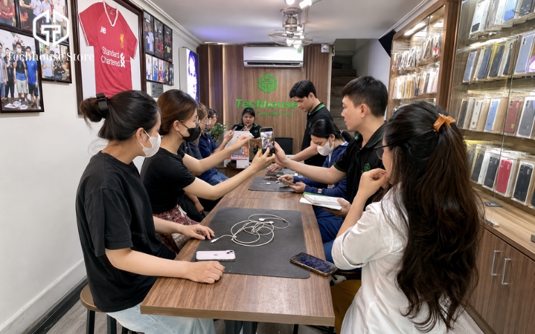 Thu Cũ Đổi Mới iPhone Tại Techhouse – Đổi Là Lời, Lên Đời Là Sang! Khách hàng được nhân viên Techhouse Store hỗ trợ tại quầy dịch vụ iPhone.