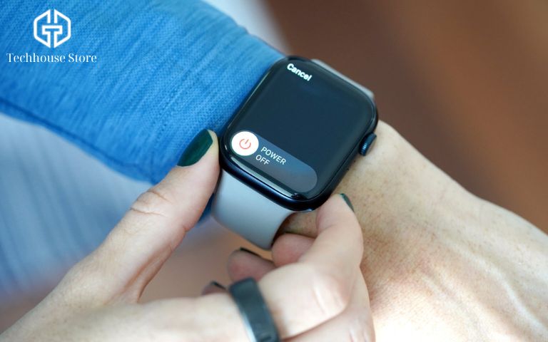 người dùng đang xem các lỗi apple watch thường gặp trên cổ tay trong đời sống hàng ngày