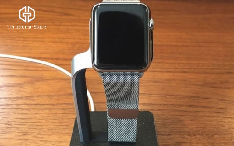 10 Lỗi Apple Watch Thường Gặp Nhất (Và Cách Tự Sửa Trong 1 Phút) màn hình apple watch đang được đặt trên đế sạc để kiểm tra nguồn và mã pin lỗi