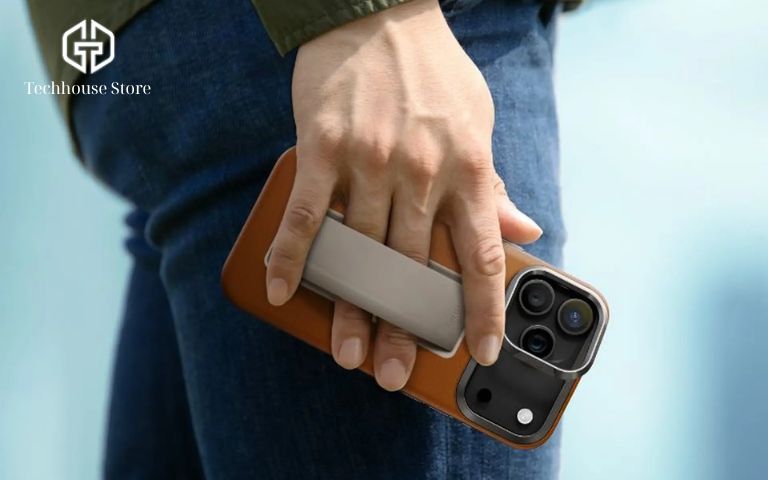 người dùng cầm iPhone bằng ốp bảo vệ để tránh va đập sau khi thay main