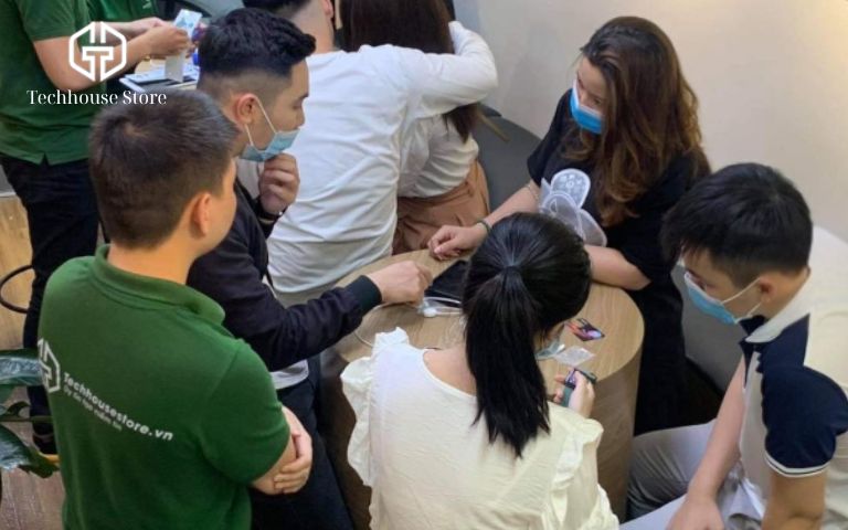 CÁCH KIỂM TRA PIN IPHONE ĐÃ THAY CHƯA (TRONG 1 NỐT NHẠC) đội ngũ kỹ thuật viên Tech House Store Hà Nội tư vấn kiểm tra pin iPhone cho khách hàng