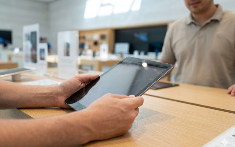 Có nên mua iPad cũ không? Kinh nghiệm mua máy ngon, tiết kiệm và an toàn Khách hàng đang trực tiếp cầm trên tay và kiểm tra chức năng của một chiếc iPad cũ tại quầy giao dịch của cửa hàng công nghệ.