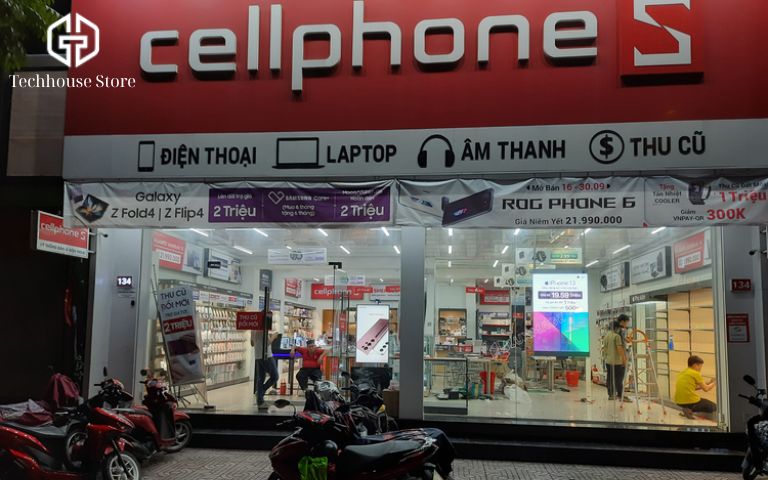 Top 11 cửa hàng iPhone uy tín ở Đống Đa - Hà Nội (2025) Cửa hàng CellphoneS màu đỏ nổi bật tại phố Thái Hà chuyên bán lẻ điện thoại và phụ kiện.