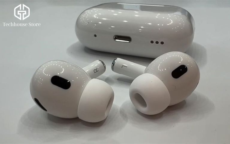 Đánh giá AirPods Pro 2 USB-C: 7 lý do ĐỪNG MUA nếu bạn chưa biết điều này cận cảnh cổng sạc usb-c trên hộp sạc airpods pro 2 màu trắng