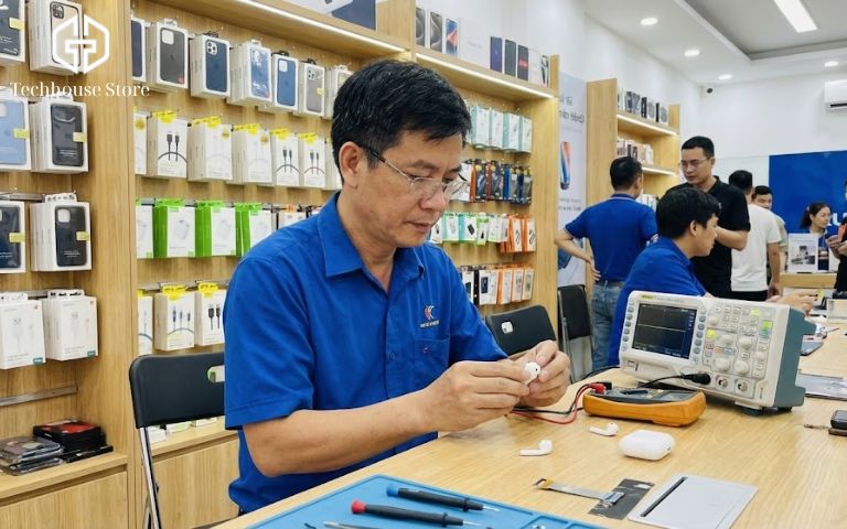 Đánh giá AirPods Pro 2 USB-C: 7 lý do ĐỪNG MUA nếu bạn chưa biết điều này kỹ thuật viên việt nam đang kiểm tra tai nghe tại bàn làm việc chuyên nghiệp