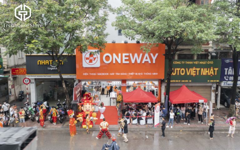 Top 11 cửa hàng iPhone uy tín ở Đống Đa - Hà Nội (2025) Khách hàng trẻ đang test máy tại cửa hàng Oneway Mobile