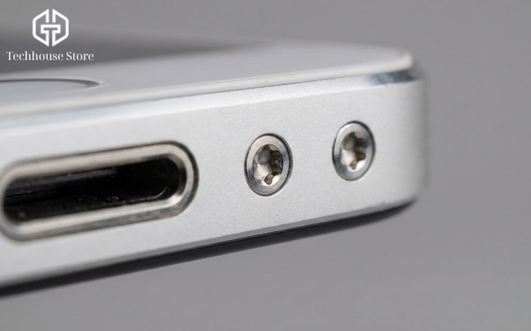 Cách kiểm tra iPhone cũ zin 100% trước khi mua (Chi tiết A-Z) Ảnh chụp cận cảnh ốc vít đáy iphone để phân biệt máy zin và máy đã tháo mở.
