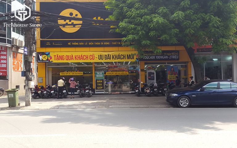 Top 11 cửa hàng iPhone uy tín ở Đống Đa - Hà Nội (2025) Cửa hàng Thế Giới Di Động màu vàng đặc trưng tại ngã tư Thái Hà