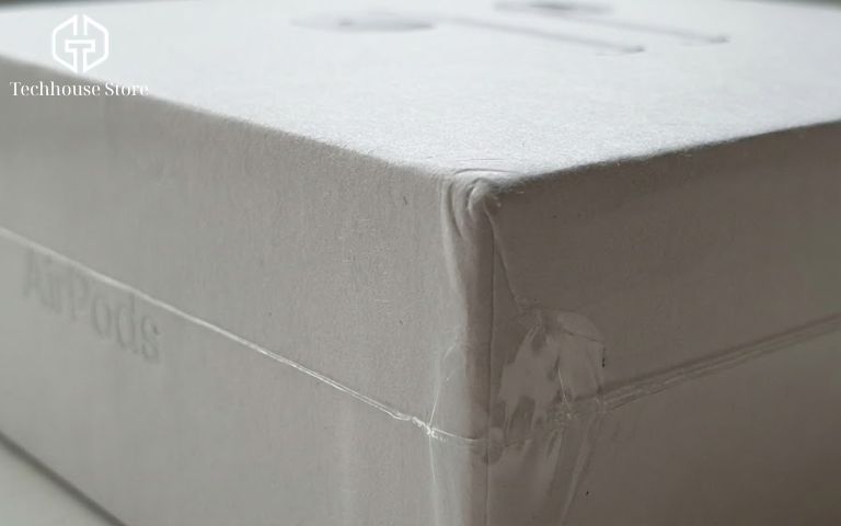 Cận cảnh lớp seal nilon và viền hộp của AirPods chính hãng với đường cắt sắc nét, không nhăn nhúm.