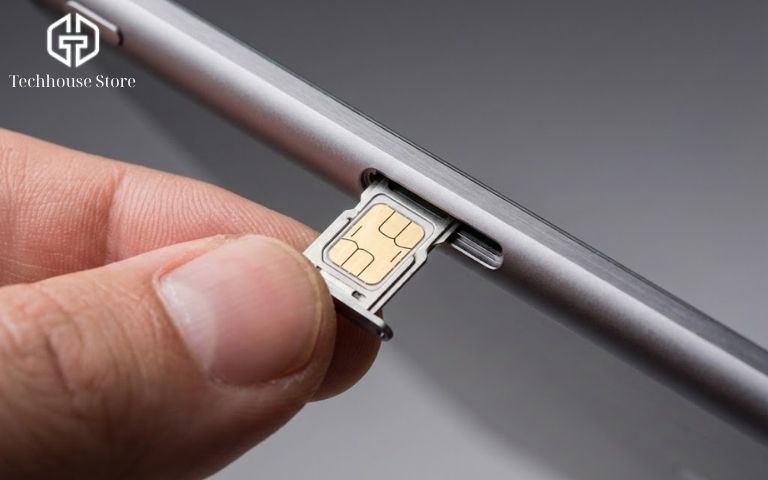 Cận cảnh tay người dùng đang lắp Nano-SIM vào khay sim bên cạnh hông máy iPad Cellular màu xám không gian.