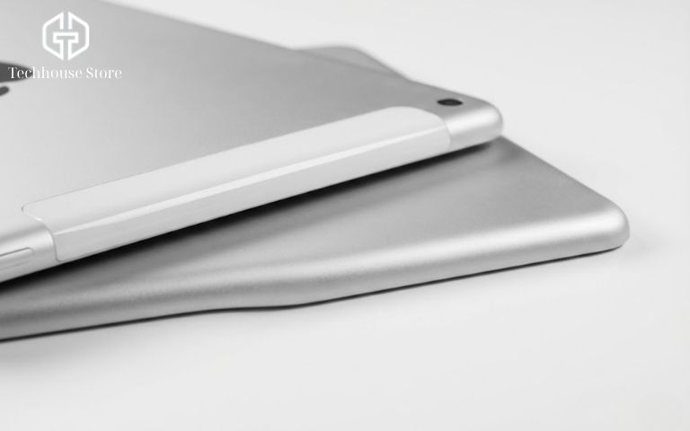 So sánh mặt lưng của hai chiếc iPad, làm nổi bật dải ăng-ten nhựa ở mép trên của phiên bản Cellular.