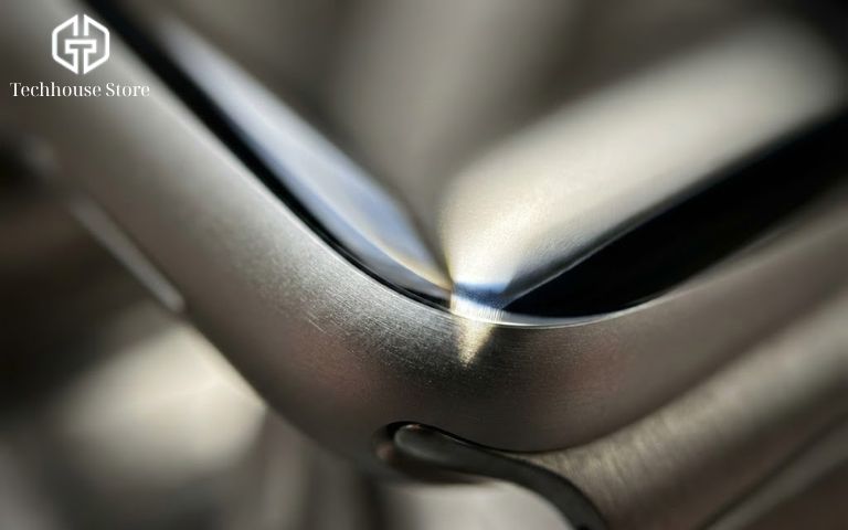 Hướng Dẫn Cách Kiểm Tra Apple Watch Cũ Chi Tiết: Góc Nhìn Chuyên Gia (2026) Ảnh chụp cận cảnh macro góc tiếp giáp giữa màn hình kính và khung vỏ nhôm của Apple Watch để phát hiện khe hở hoặc keo thừa.