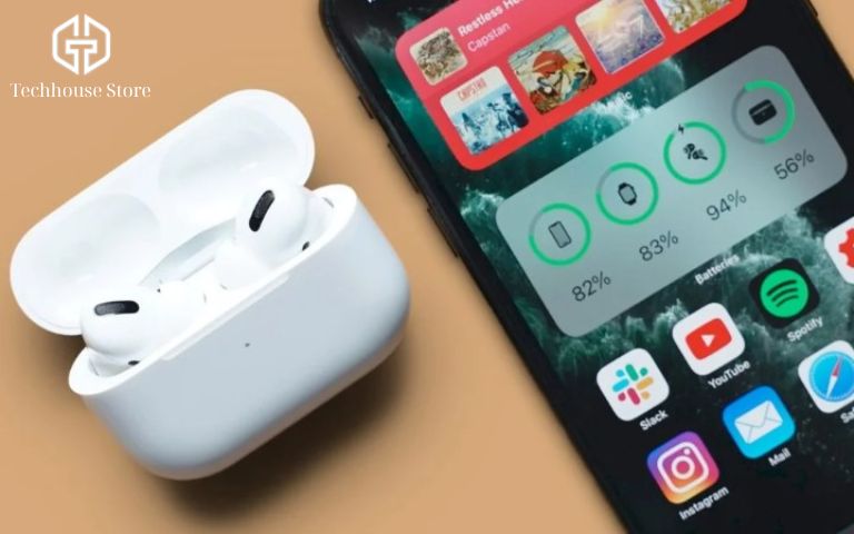 Cách Kiểm Tra Pin AirPods (Tất Cả Các Dòng) Chính Xác Nhất 2026 Màn hình chính iPhone hiển thị Widget pin chi tiết cho AirPods và hộp sạc.