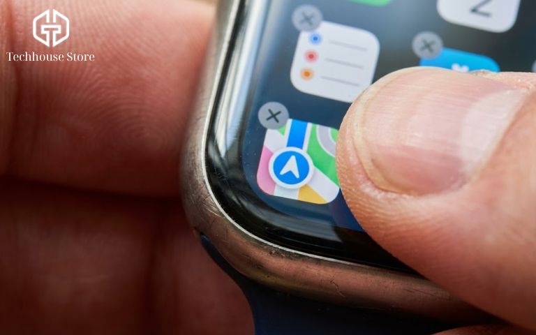 Hướng Dẫn Cách Kiểm Tra Apple Watch Cũ Chi Tiết: Góc Nhìn Chuyên Gia (2026) Cận cảnh ngón tay đang nhấn giữ và di chuyển một icon ứng dụng dọc theo sát mép viền màn hình Apple Watch để tìm điểm chết cảm ứng