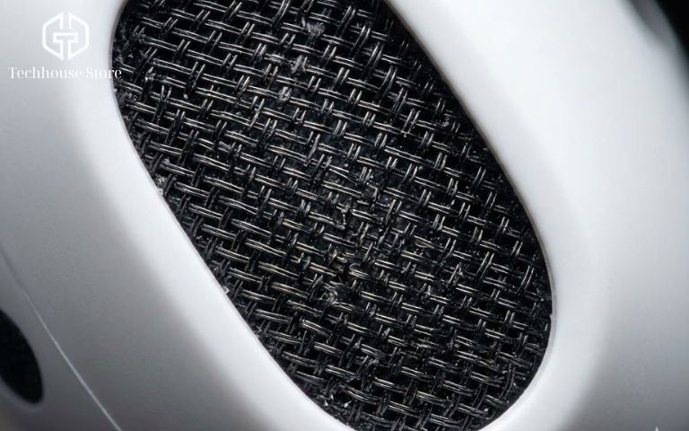 Hình ảnh phóng đại loa AirPods thật với các mắt lưới đan treo đều đặn và nhẹ nhàng.