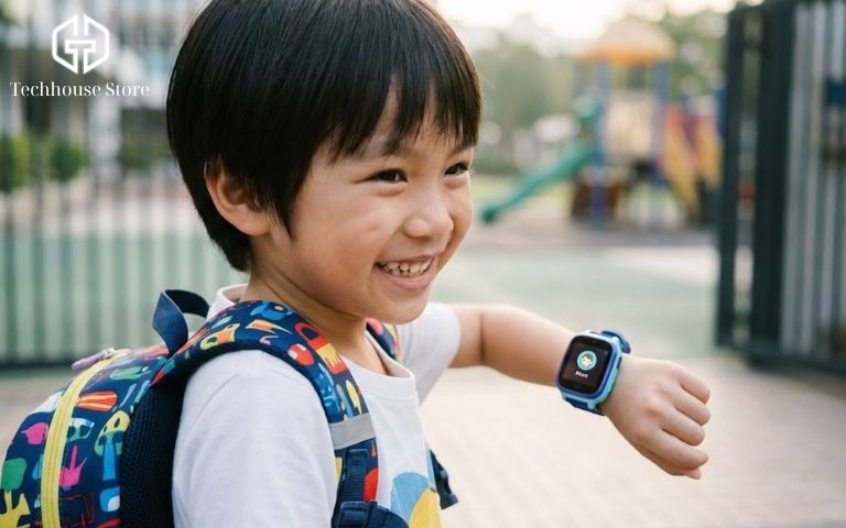 Trẻ em đeo Apple Watch dùng tính năng Family Setup để liên lạc với bố mẹ khi đi học.