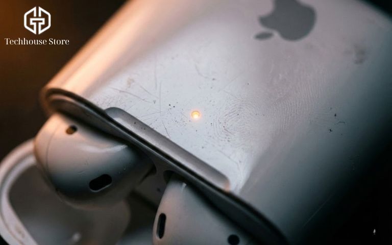 Cách Kiểm Tra Pin AirPods (Tất Cả Các Dòng) Chính Xác Nhất 2026 Đèn LED trên hộp sạc AirPods phát sáng màu cam báo hiệu pin yếu hoặc đang sạc.