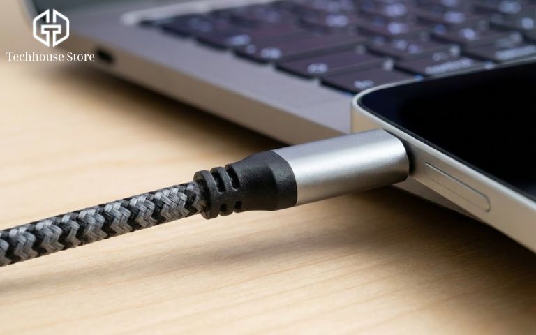 Có Nên Dùng iPad Làm Màn Hình Phụ Thay Vì Mua Màn Hình Di Động? Sử dụng cáp kết nối Type-C tốc độ cao giúp việc xuất hình từ laptop sang iPad ổn định hơn, không độ trễ.