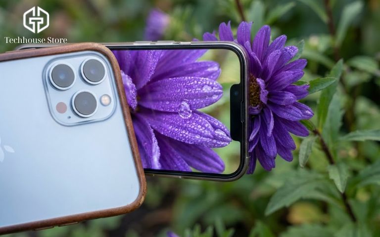 iPhone nào chụp ảnh đẹp nhất 2026? Những lựa chọn "đáng tiền" nhất tại Tech House Store Ảnh chụp cận cảnh (Macro) giọt sương trên lá cây hiển thị sắc nét trên màn hình iPhone 13 Pro Max