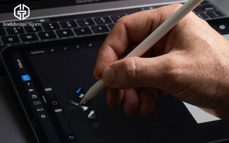 iPad Nào Hỗ Trợ Sidecar? Hướng Dẫn Kết Nối & Setup Sidecar Chi Tiết Chuyên gia thiết kế sử dụng Apple Pencil thao tác trực tiếp trên iPad thông qua thanh công cụ Tính năng của Sidecar.