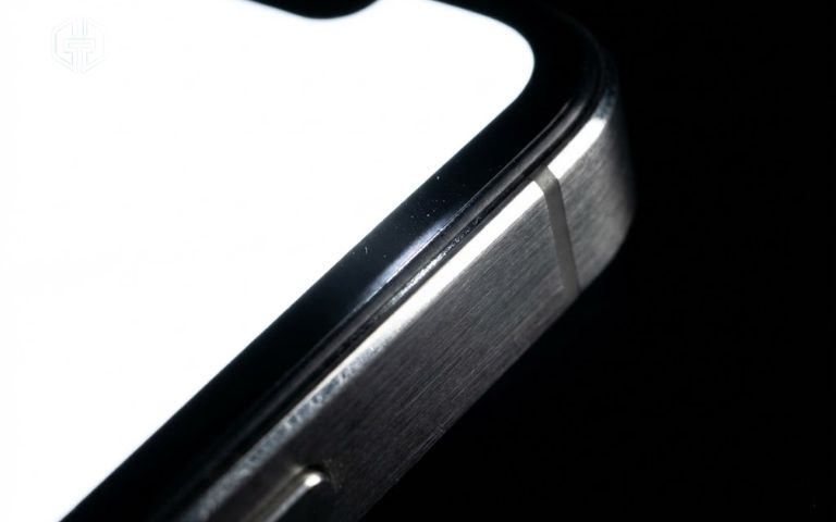 Kiểm tra khe hở giữa màn hình và khung máy iPhone trong phòng tối để phát hiện hở sáng.