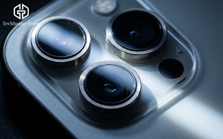 Sử dụng đèn flash soi cận cảnh ống kính camera sau của iPhone để tìm hạt bụi bên trong.