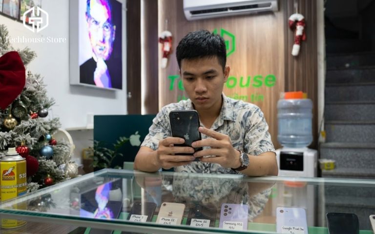 10 triệu nên mua iPhone nào để ít hối hận nhất? Chốt nhanh 3 lựa chọn đáng tiền Khách hàng đang trực tiếp cầm thử và kiểm tra ngoại hình máy tại cửa hàng để quyết định 10 triệu nên mua iPhone nào.