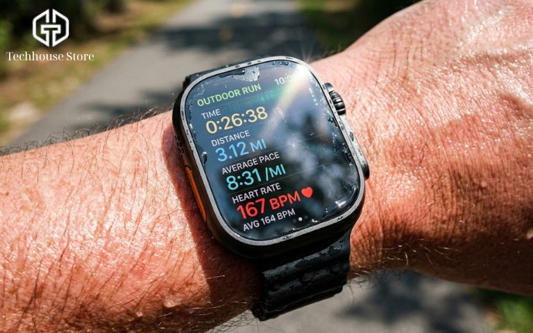 Chạy bộ với Apple Watch: cách dùng dễ hiểu cho người mới, từ setup đến chọn máy Cận cảnh màn hình Apple Watch hiển thị rõ nét các chỉ số pace, quãng đường và nhịp tim thực tế ngoài trời.