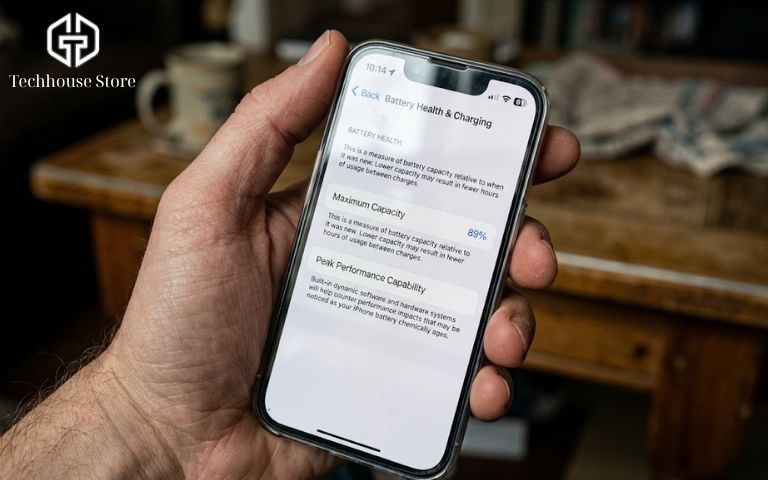 Nên mua iPhone cũ hay mới? Cách chọn đáng tiền nhất theo ngân sách và nhu cầu Ảnh chụp màn hình điện thoại iPhone hiển thị mục Tình trạng pin với Dung lượng tối đa đạt 89% phản ánh đúng thực tế máy cũ.