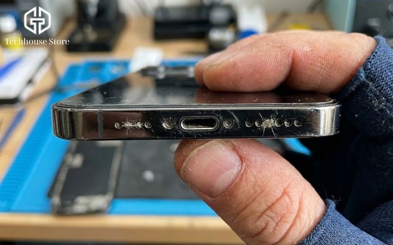 Máy 99% là gì? Phân biệt với Like New, Fullbox, Nobox và Máy Trần Cận cảnh kiểm tra hai con ốc ở phần đuôi sạc điện thoại để xác định máy đã từng bị tháo mở hay chưa.