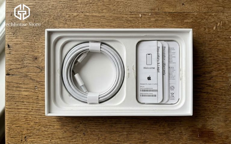 Seal điện thoại là gì? Cách hiểu đúng máy nguyên seal, bóc seal Kiểm tra độ hoàn thiện của phụ kiện cáp sạc bên trong hộp điện thoại nguyên seal.
