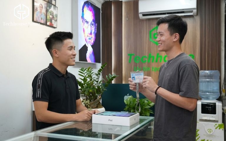 Sinh viên xuất trình thẻ sinh viên tại quầy thanh toán cửa hàng Tech House để nhận ưu đãi giảm giá khi mua iPad.