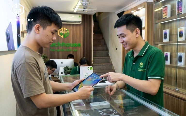 Mua iPad cũ ở đâu uy tín Hà Nội? Cách chọn đúng nơi bán để đỡ mua hớ Khách hàng đang trực tiếp cầm kiểm tra và chọn mua iPad cũ tại một cửa hàng bán lẻ công nghệ uy tín có địa chỉ rõ ràng, không gian chuyên nghiệp.