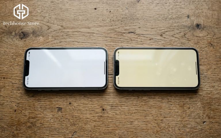 iPhone thay màn có nên mua không? 5 dấu hiệu nhận biết máy còn đáng tiền Cận cảnh hai chiếc iPhone đặt cạnh nhau cùng hiển thị nền trắng, máy bên trái có màn hình zin trắng sáng, máy bên phải bị ám vàng do dùng màn lô.
