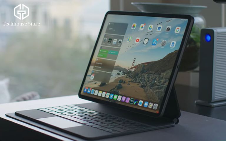 Nên mua MacBook Air hay iPad Pro? Máy chính hay thiết bị linh hoạt mới hợp với bạn? Thiết lập iPad Pro gắn kèm bàn phím rời Magic Keyboard và bút cảm ứng trên bàn.