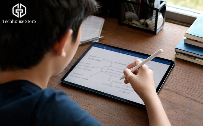 Nên mua iPad nào cho bé học tiếng Anh? Gợi ý chọn máy vừa đủ, không lãng phí Học sinh trung học sử dụng bút cảm ứng để ghi chép từ vựng và làm bài tập tiếng Anh trực tiếp trên màn hình máy tính bảng.
