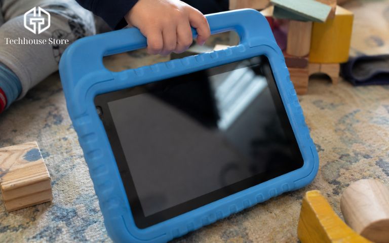 Nên mua iPad nào cho bé học tiếng Anh? Gợi ý chọn máy vừa đủ, không lãng phí Bé mầm non sử dụng máy tính bảng được bọc ốp lưng silicon siêu dày giúp chống sốc hiệu quả khi học tiếng Anh.