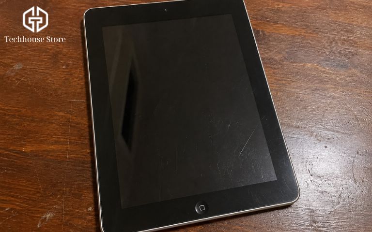 Nên mua iPad nào cho bé học tiếng Anh? Gợi ý chọn máy vừa đủ, không lãng phí Cận cảnh một chiếc máy tính bảng đời cũ có viền màn hình dày và dấu hiệu trầy xước, cảnh báo rủi ro khi mua máy quá sâu đời.