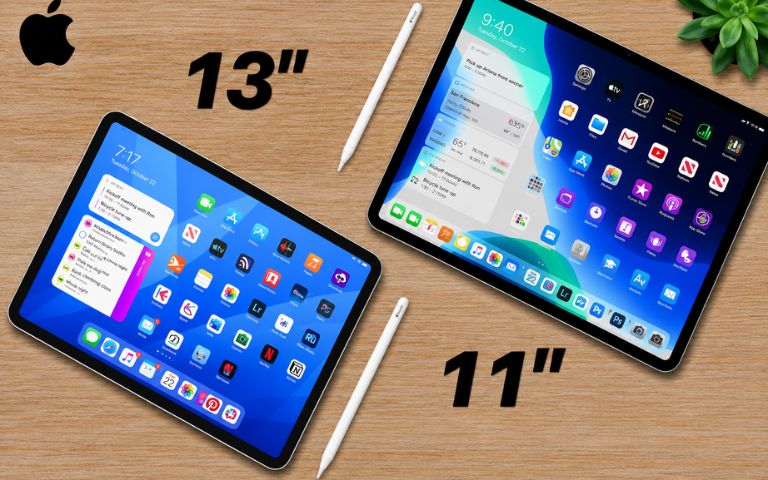 Nên mua iPad Air hay iPad Pro? So sánh theo nhu cầu và ngân sách Hai chiếc máy tính bảng với hai kích thước 11 inch và 13 inch đang được đặt cạnh nhau trên bàn để so sánh độ lớn màn hình hiển thị.