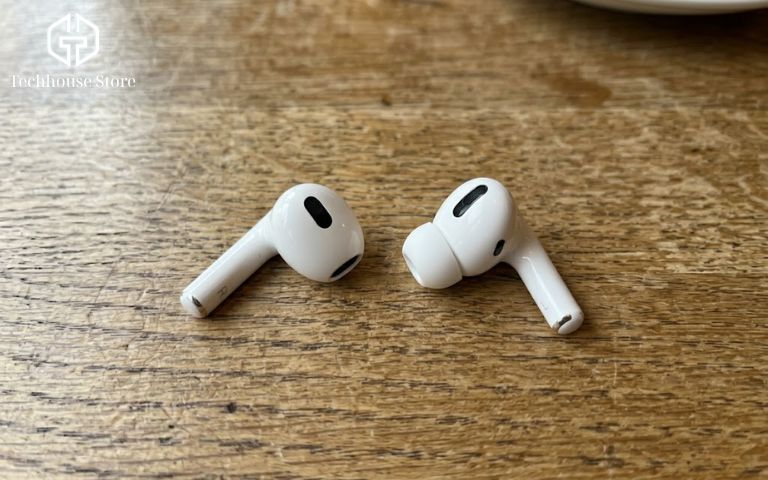 Sự khác biệt giữa thiết kế tai nghe AirPods đeo thoáng và dòng Pro nhét tai có đệm silicon