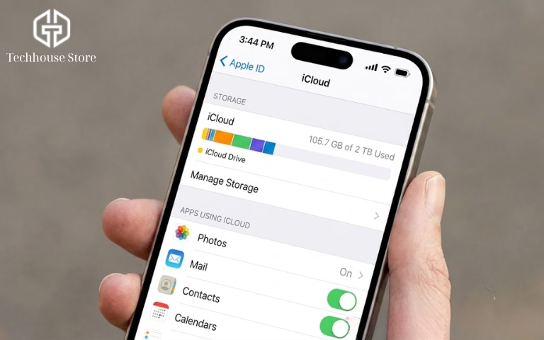 Có mua thêm dung lượng iPhone được không? Phân biệt bộ nhớ máy và iCloud Ngón tay đang chạm vào mục quản lý dung lượng đám mây iCloud trên màn hình cài đặt điện thoại, bối cảnh đời thường.