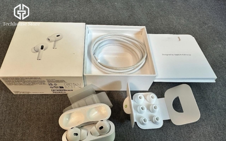 AirPods Pro 2 Lightning và USB-C khác gì nhau? Nên mua bản nào? Bộ AirPods Pro 2 Fullbox với hộp sạc, cáp và các cỡ nút tai silicon.