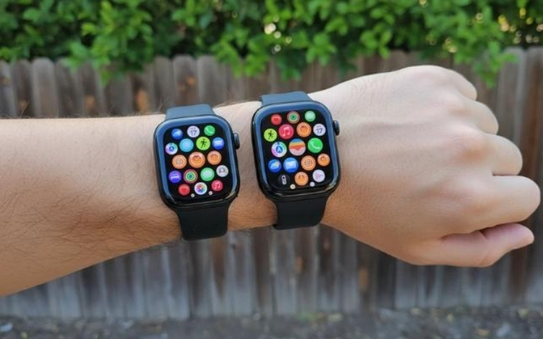 Cách chọn size Apple Watch theo cổ tay: 40, 41, 42, 44, 45, 46 hay 49mm? Two Apple Watch case sizes shown side by side on a wrist for size comparison.