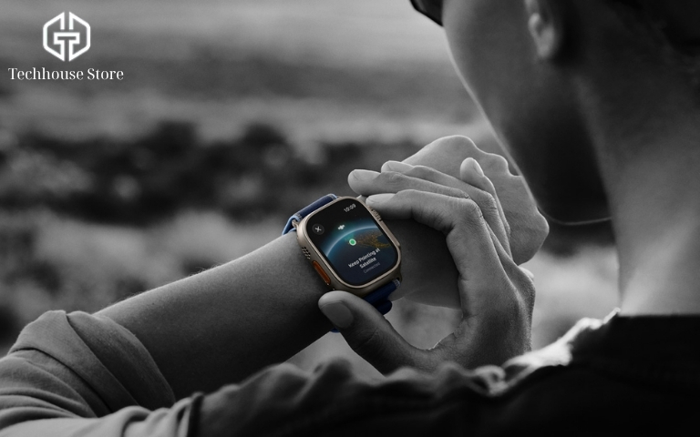 Cách chọn size Apple Watch theo cổ tay: 40, 41, 42, 44, 45, 46 hay 49mm? Apple Watch Ultra worn on a wrist, showing the large case during outdoor use.