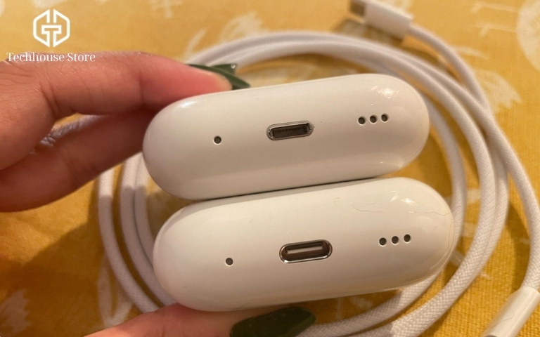 AirPods Pro 2 Lightning và USB-C khác gì nhau? Nên mua bản nào? So sánh cổng Lightning và USB-C trên hai hộp sạc AirPods Pro 2.