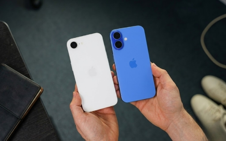 20 triệu mua được iPhone gì? Nên chọn máy nào theo nhu cầu? Hai mẫu iPhone màu trắng và xanh với cụm camera sau khác nhau.