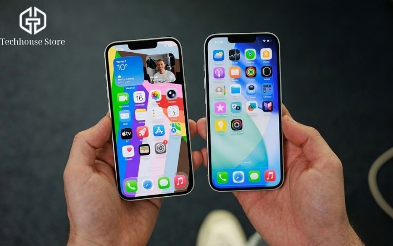20 triệu mua được iPhone gì? Nên chọn máy nào theo nhu cầu? Hai chiếc iPhone được cầm cạnh nhau để so sánh màn hình và kích thước.